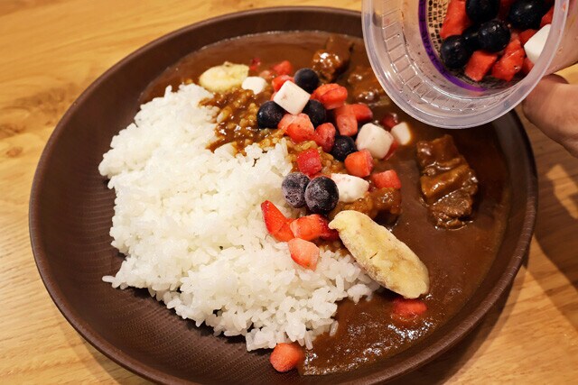 (3)フルーツ! セブン-イレブンのスムージーを冷凍のまま開け、中身を盛りつける。オススメはベリーベリーヨーグルトスムージーだが、なんでも相性は悪くない。お気に入りの味を探してみよう