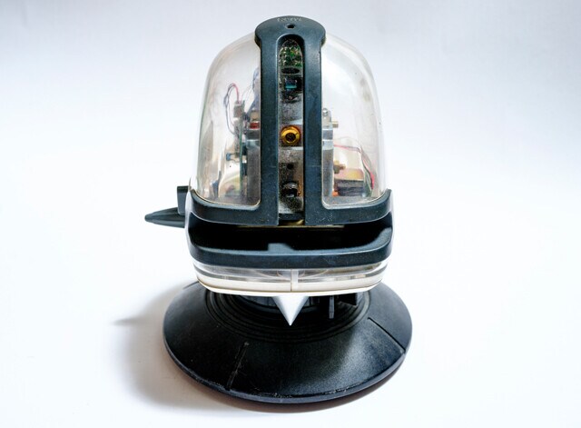 スケルトンのレーザー墨出し器（前面）