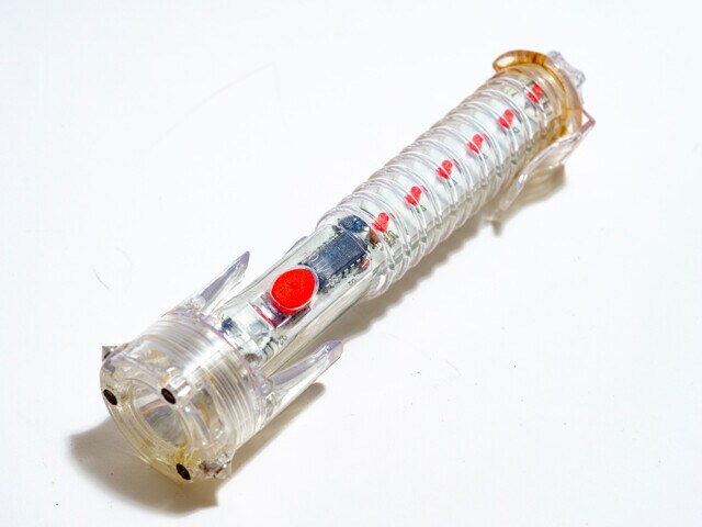 懐中電灯。車の窓を割るとき役に立つびょう付き