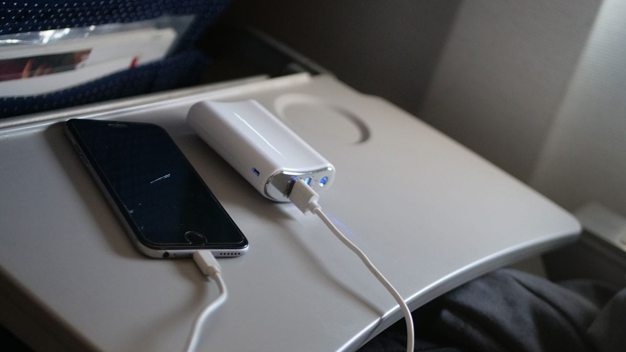 意外と知らない「飛行機に持ち込んで良いバッテリー」と持ち込みNGの充電器の違いの画像1
