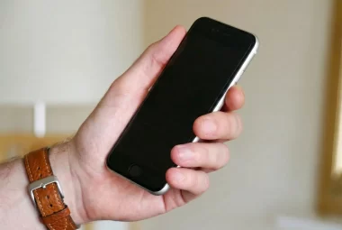 iPhone SE 第3世代を手に持った写真。