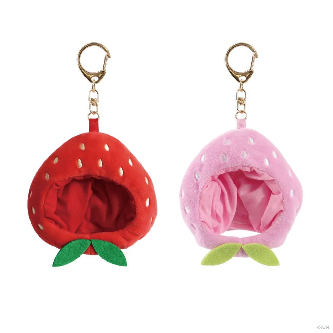いちごの形をしたキーホルダー。赤とピンクの2種類があり、それぞれ葉っぱと白い種が描かれている。キーホルダー部分は金色の金属製。