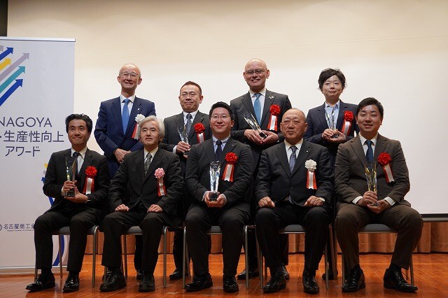 舩坂酒造店がグランプリに輝く　2024年度「NAGOYA　DX・生産性向上アワード」　名古屋商工会議所が初実施 表彰式後の記念撮影（前列中央が舩坂酒造店の有巣社長）