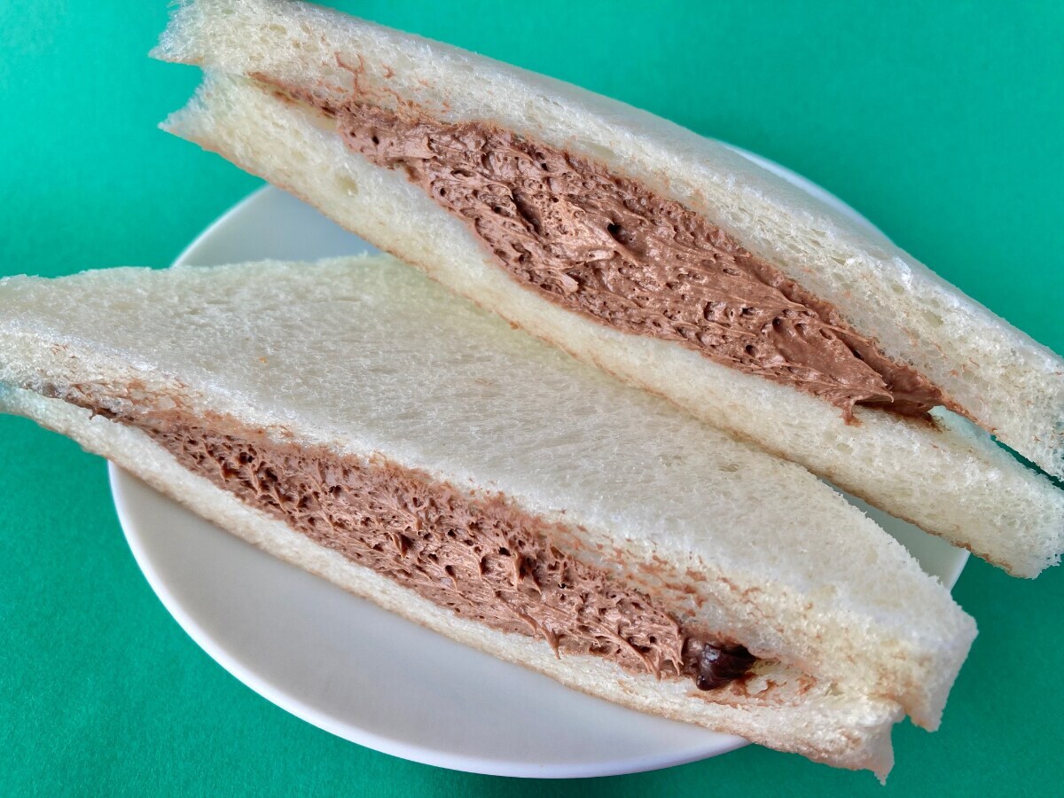 たっぷり入ったチョコホイップがたまらん!!【ファミマ】ダブルチョコのスイーツサンドイッチ