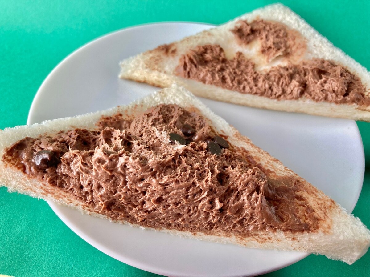 たっぷり入ったチョコホイップがたまらん!!【ファミマ】ダブルチョコのスイーツサンドイッチ