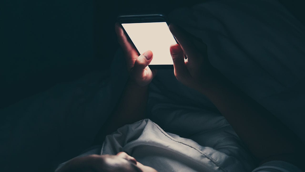 スマホ5時間で肌荒れリスク急増!? 睡眠6時間未満の8割が“肌老化”を実感の画像1