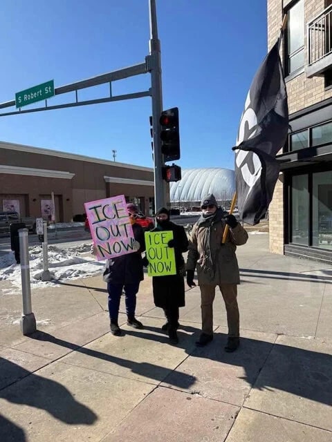 街中ではプラカードを掲げる抗議が絶えない。通りかかる車はクラクションを鳴らして連帯を示す