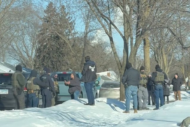 顔を隠し、銃を構えたICE捜査官は移民の多い地域を回る