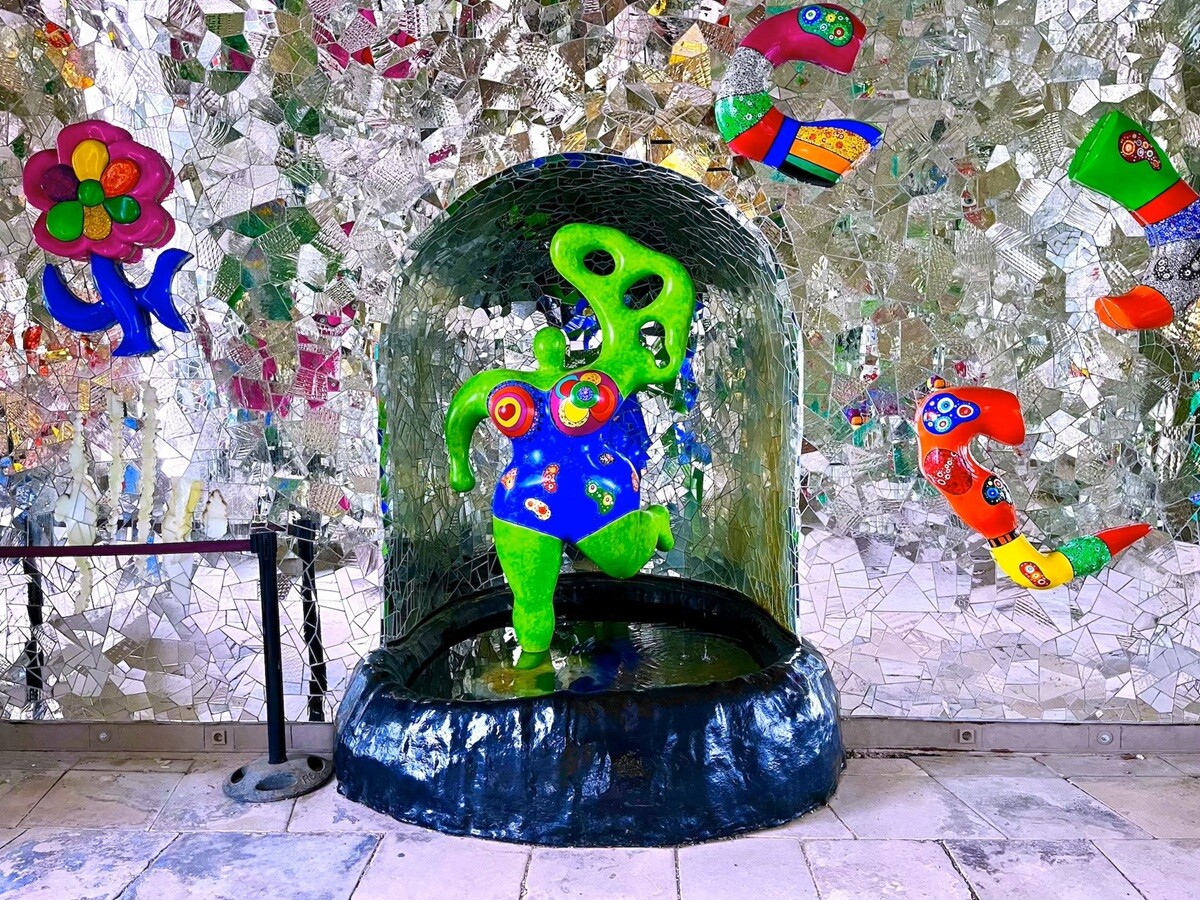研究集会の会場の施設の中にあった、「ナナ（Nana）」とかいう、ニキ・ド・サンファル (Niki de Saint Phalle)というフランス人芸術家の作品。参加者はみんなテンション上がって鑑賞していたが、私は芸術はちょっとよくわからない