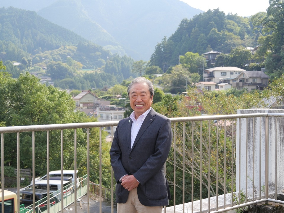 子育て・定住支援を進める東京・奥多摩町 変革期を迎え、おむつギフトカードの提供も 師岡伸公・奥多摩町長(町役場の屋上にて)