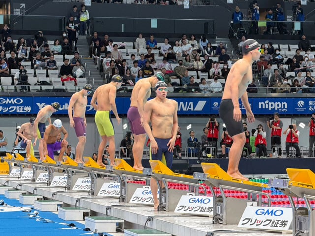 男子200mバタフライ決勝のスタートをプールサイドからパチリ。優勝した松下知之（右から二人目）の本格参戦と、東京五輪銀メダリストの本多灯（ほんだ・ともる）の復活で、この種目のロス五輪に向けた代表争いも面白くなりそうです