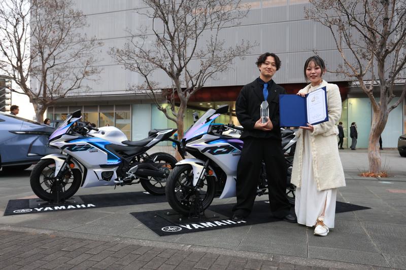 モビリティのカラーデザインコンテスト「オートカラーアウォード2025」グランプリは、ヤマハ発動機株式会社「YZF-R3/YZF-R25」のマットパールホワイトに決定!