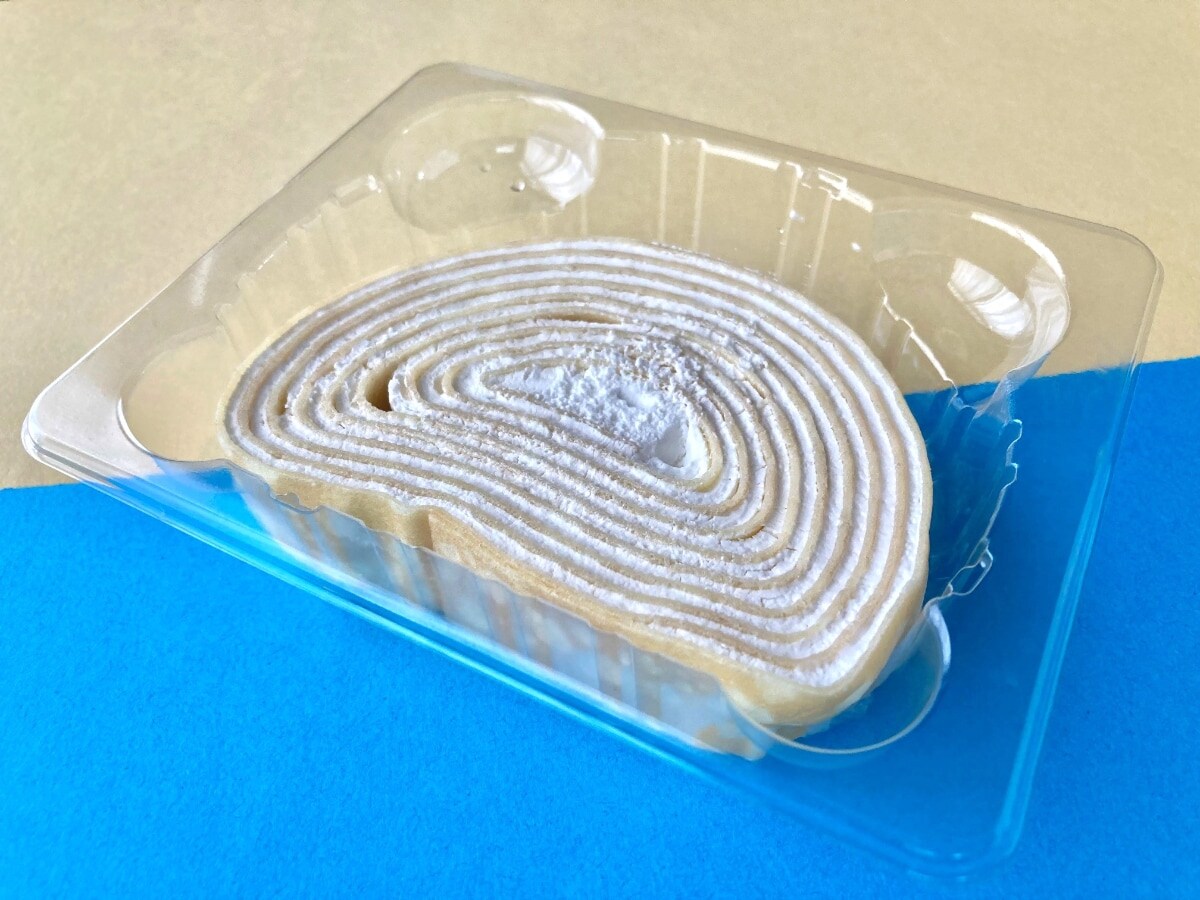 シンプルに美味しい!甘党におすすめ!?【ファミマ】生クリーム入りホイップが美味しいミルクレープロール