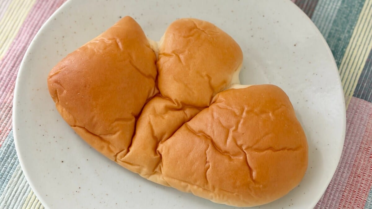 見た目も名前もインパクト強すぎ！【ローソン】クリームに溺れるパン