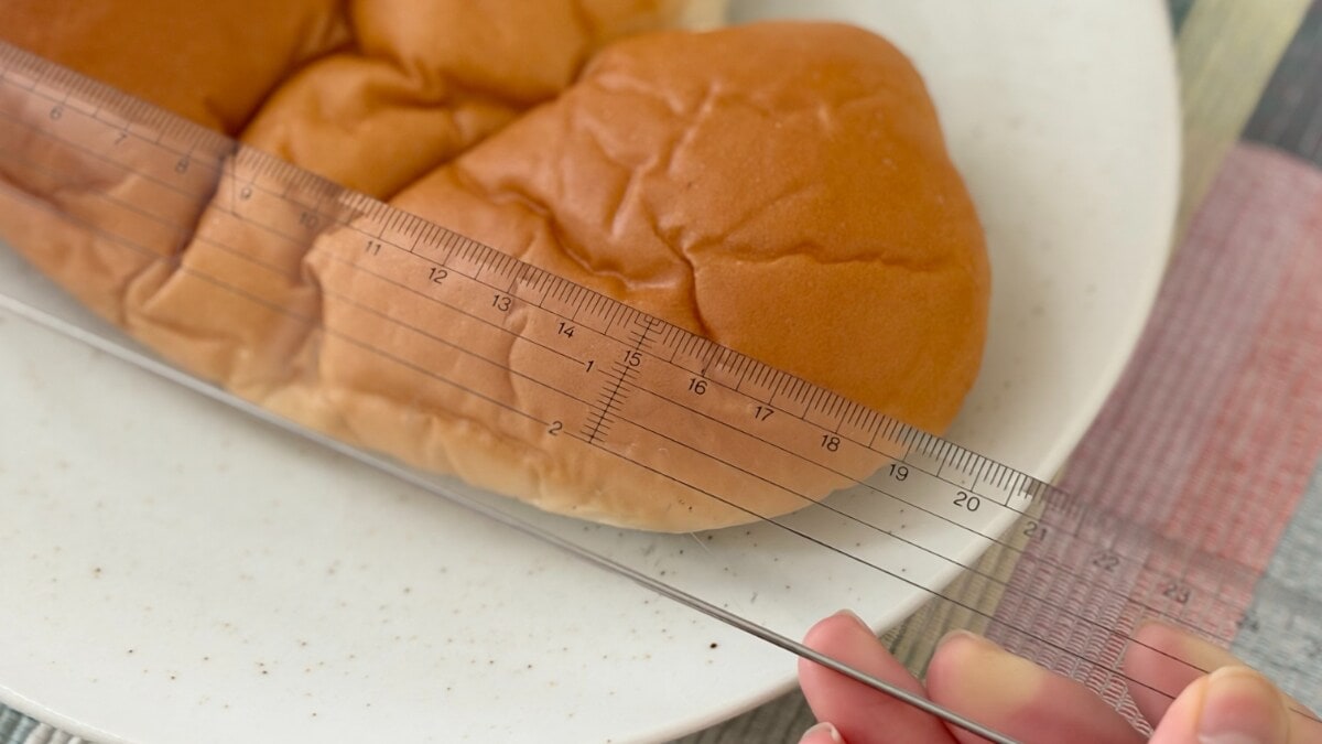 見た目も名前もインパクト強すぎ！【ローソン】クリームに溺れるパン