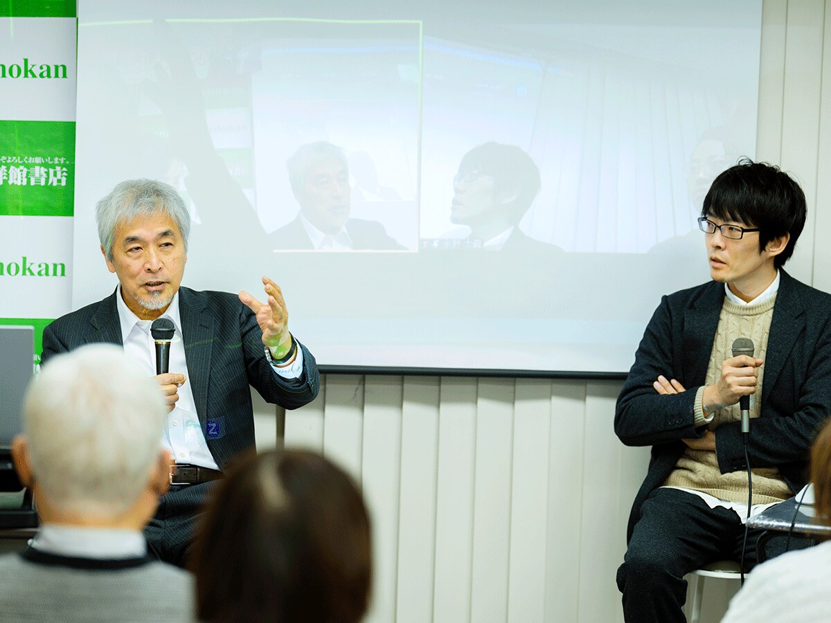 イベントは大阪・隆祥館書店で行なわれた。会場は満員となり、多くの読者がふたりのトークに耳を傾けていた。