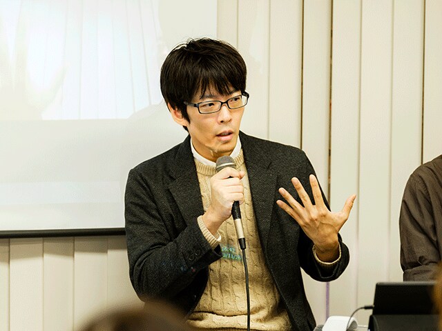 鈴木氏によるシジュウカラのジェスチャー研究は3月に論文誌『Current Biology』で発表された。翼をパタパタと動かして、「お先にどうぞ」といった意図を伝えているという。