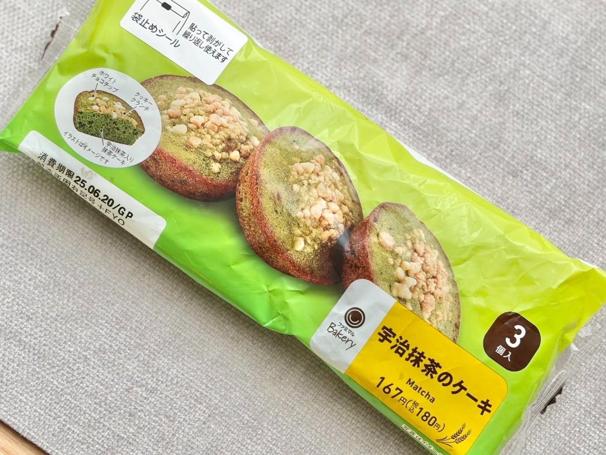 開けた瞬間に抹茶が香る！【ファミマ】1個60円なのにリッチなスイーツ