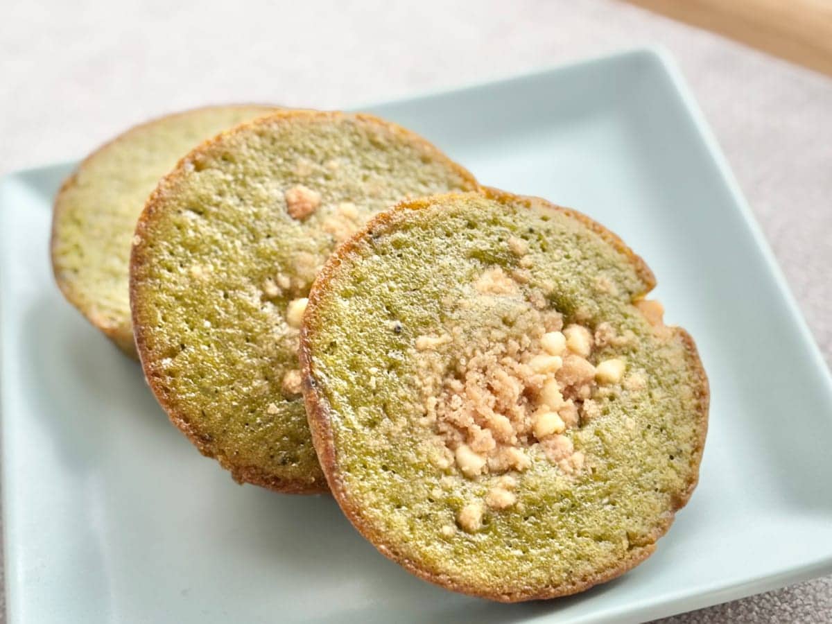 開けた瞬間に抹茶が香る！【ファミマ】1個60円なのにリッチなスイーツ