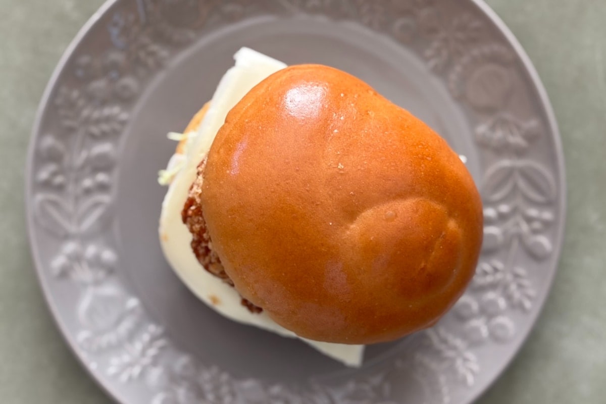 中身とろっとろで「パンふわっふわ」【ローソン】濃厚&贅沢な冬バーガー