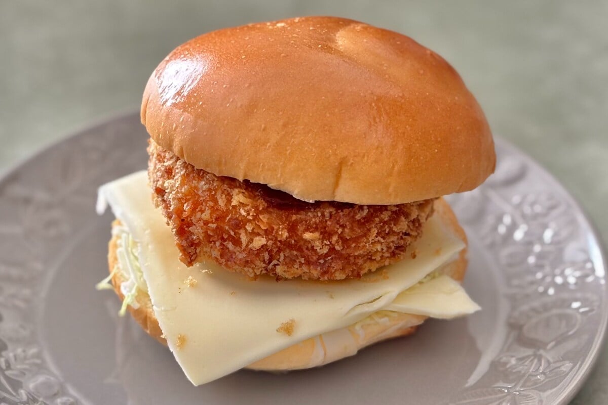 中身とろっとろで「パンふわっふわ」【ローソン】濃厚&贅沢な冬バーガー