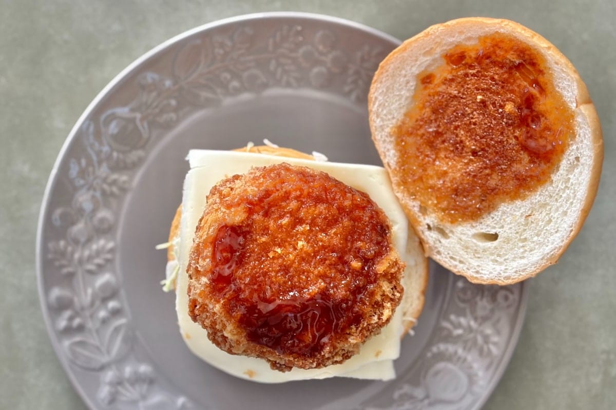 中身とろっとろで「パンふわっふわ」【ローソン】濃厚&贅沢な冬バーガー