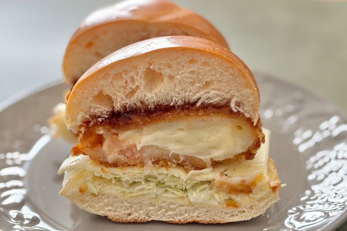 中身とろっとろで「パンふわっふわ」【ローソン】濃厚&贅沢な冬バーガー