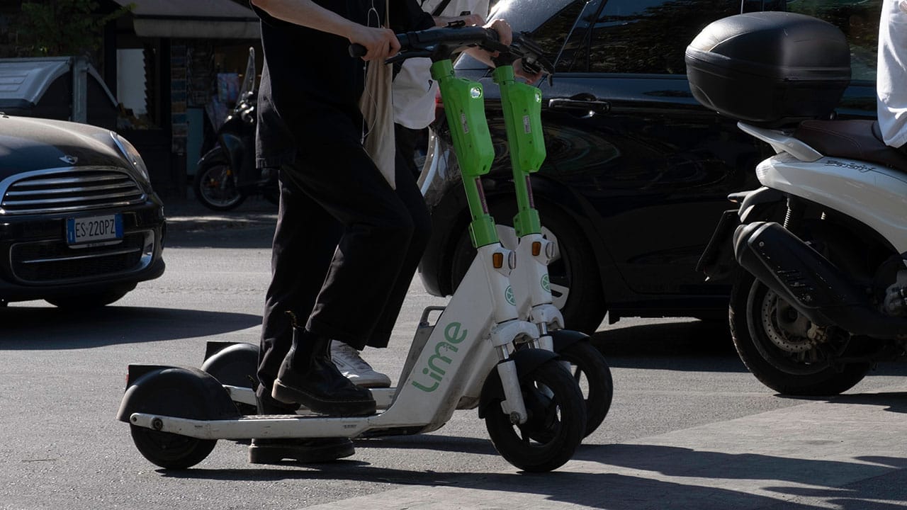「車の間をすり抜けてきた!」急増する電動キックボード、ドライバーの8割が“ヒヤリ体験”の画像1