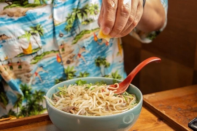 カットレモンで、爽やかな酸味をプラス！