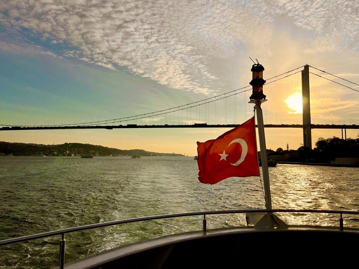ボスポラス海峡の夕景。左側がアジアで、右側がヨーロッパ。その両岸を、「7月15日殉教者の橋」がつなぐ。