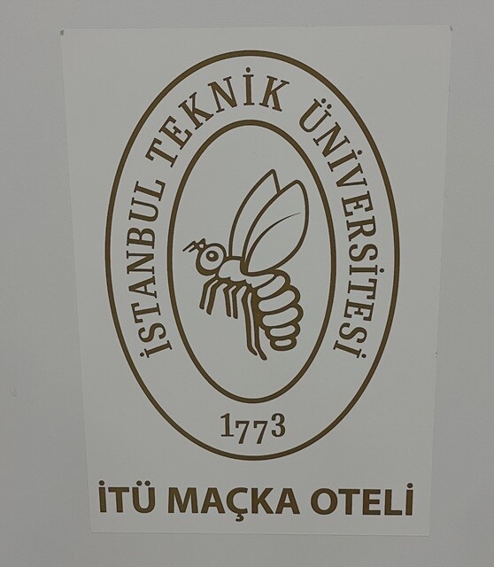 イスタンブール工科大学のロゴ。なぜミツバチなのかは、誰に訊いてもわからなかった......