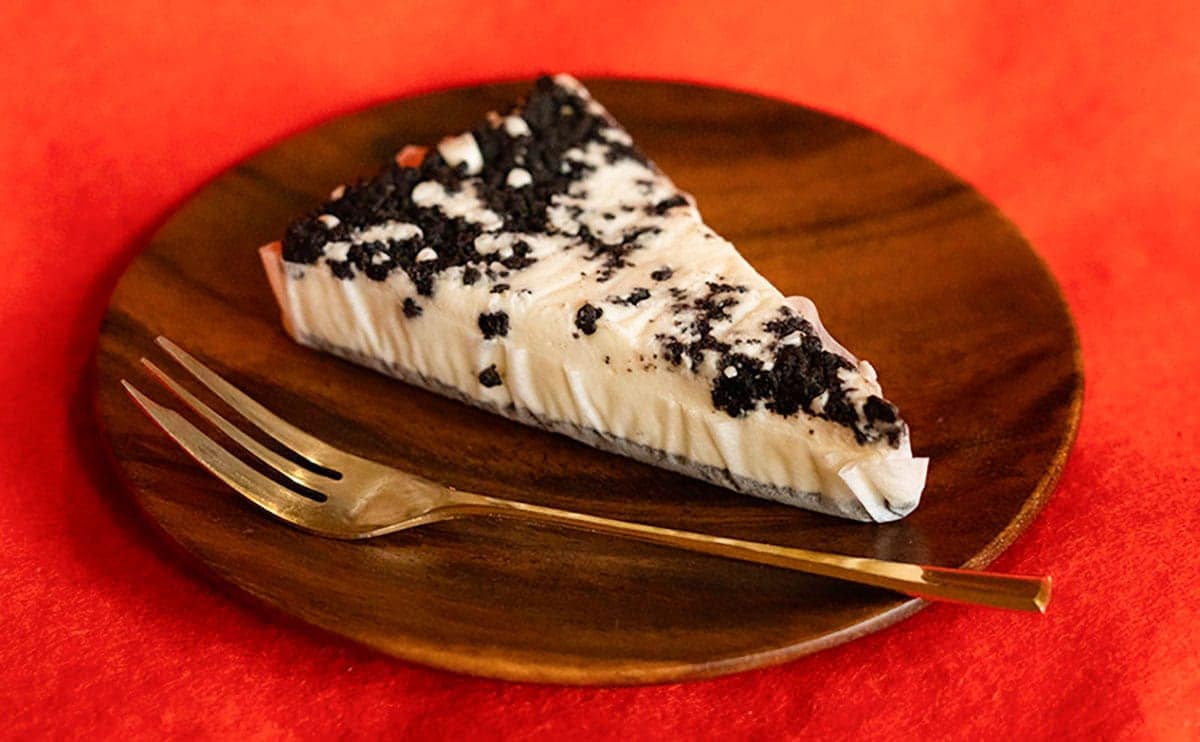 「一個じゃ足りねぇ」【セブン】白黒スイーツの食感にハマりそう！