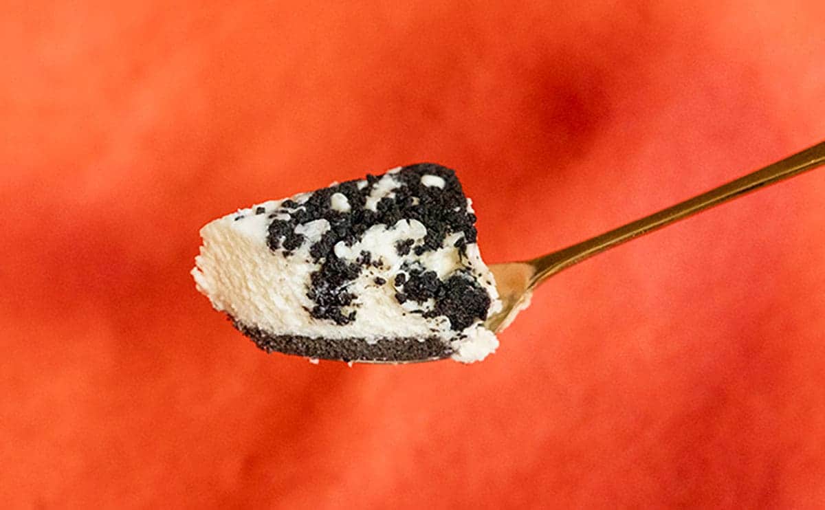 「一個じゃ足りねぇ」【セブン】白黒スイーツの食感にハマりそう！
