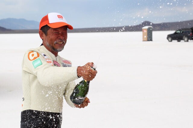 2019年の「ボンネビル・モーターサイクル・スピード・トライアルズ（BMST）」で6つのオートバイ世界最速記録を達成した近兼拓史氏。しかし、この笑顔の裏ではさらなる速さを探究していた