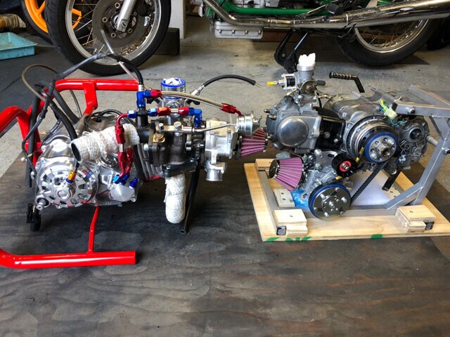 カブエンジンのスペシャリスト「スペシャルパーツ武川」や「FCデザイン」のカスタムによって、まずノーマル3.8psのエンジンをメカチューン＋インジェクション化。そして「ベルハンマー」が機械的な摩擦を極限まで減らしたことで、排気量は50ccのまま、8.2psまでパワーアップした。さらに「大和ラヂエーター」による極小のオリジナルインタークーラーや、「小倉クラッチ」の世界最小SCを加工するなどして、ようやく13.2psのエンジンが完成した