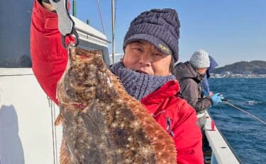 相模湾ヒラメ釣りで52zm頭に本命2尾キャッチ【神奈川】船中釣果は8尾
