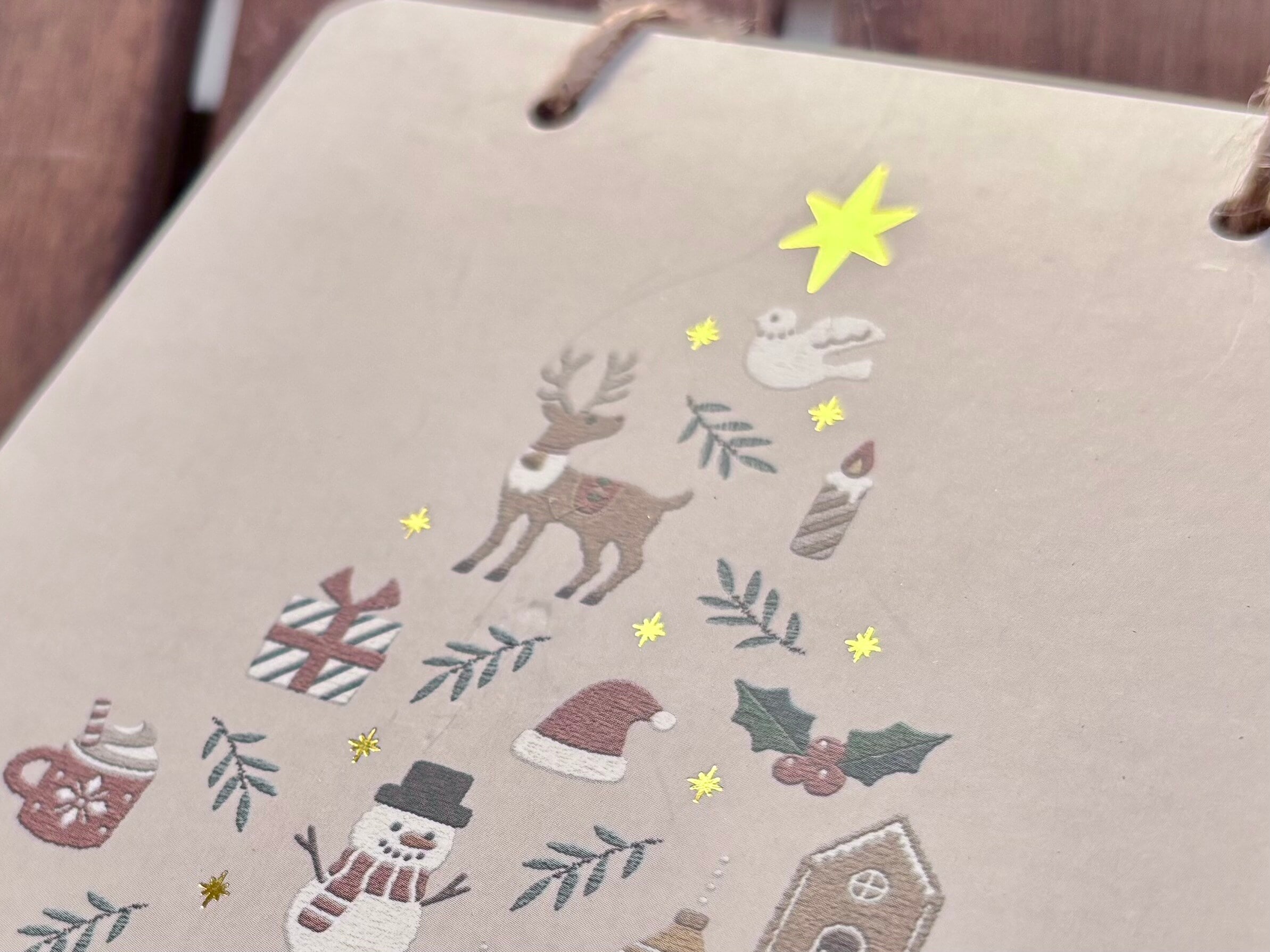 【2025】100均のクリスマスグッズが可愛すぎて大優勝♡手作りリースの作り方も紹介