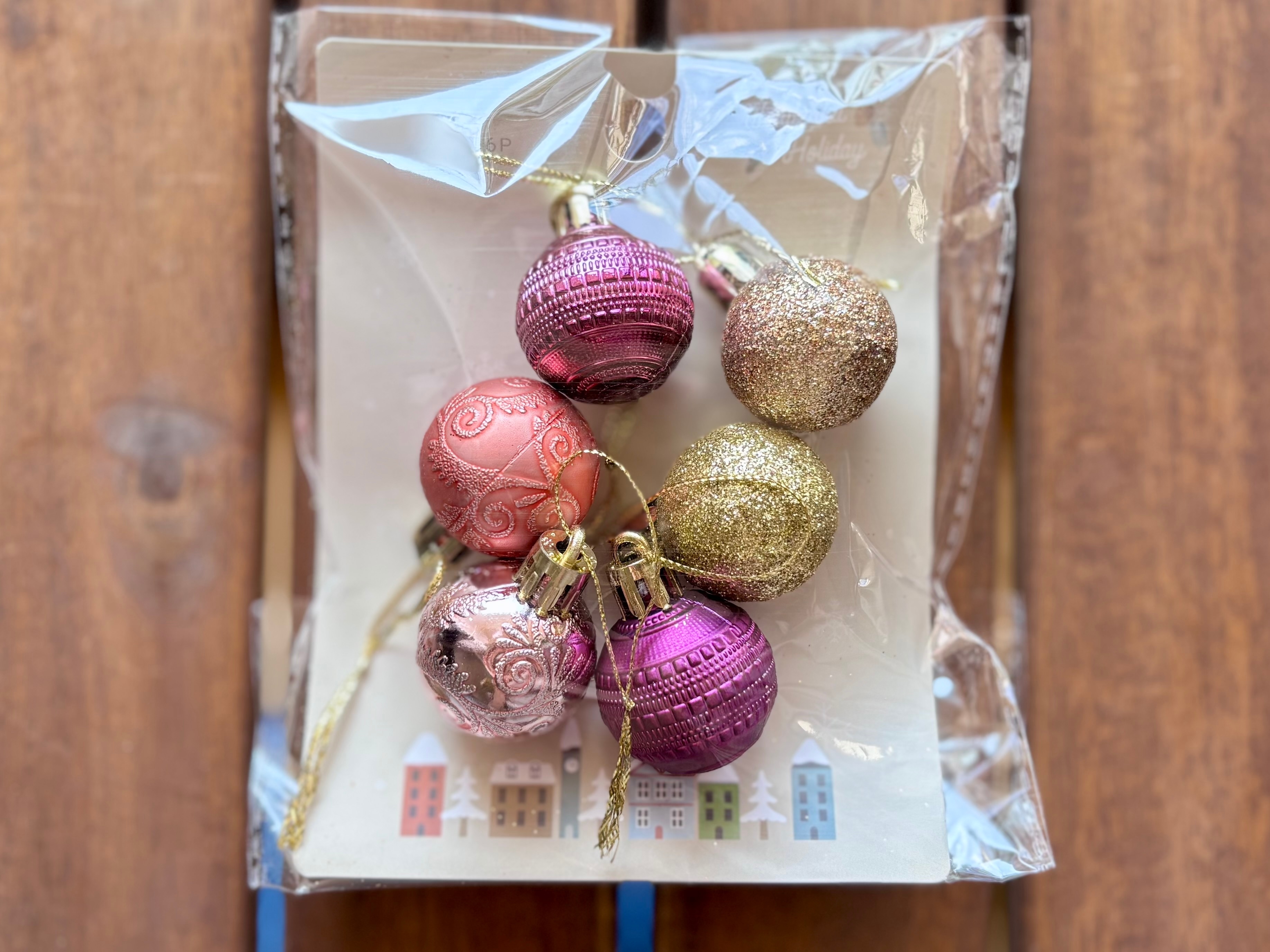 【2025】100均のクリスマスグッズが可愛すぎて大優勝♡手作りリースの作り方も紹介