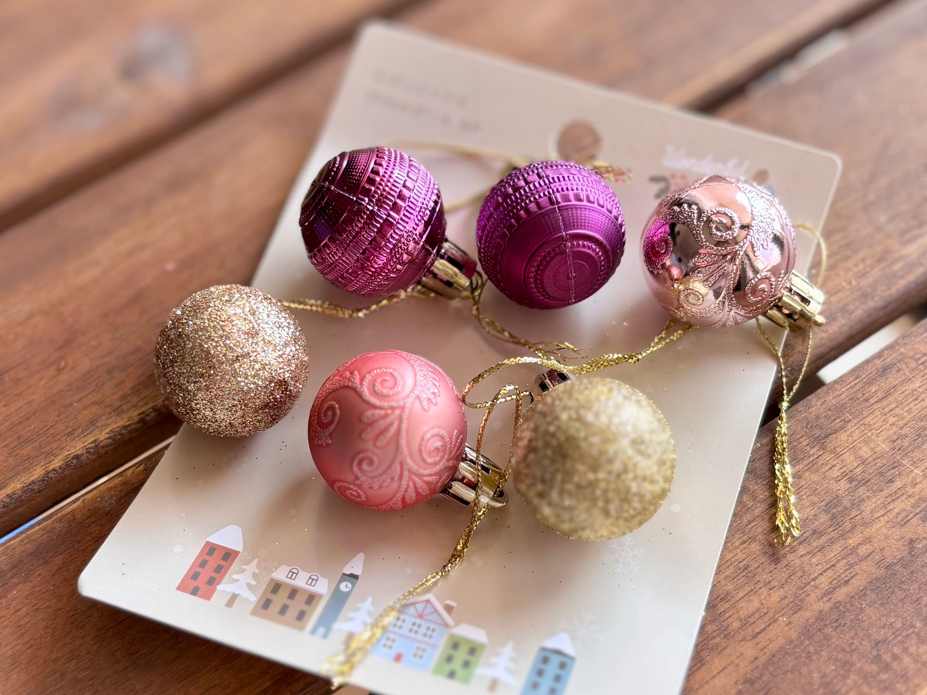 【2025】100均のクリスマスグッズが可愛すぎて大優勝♡手作りリースの作り方も紹介