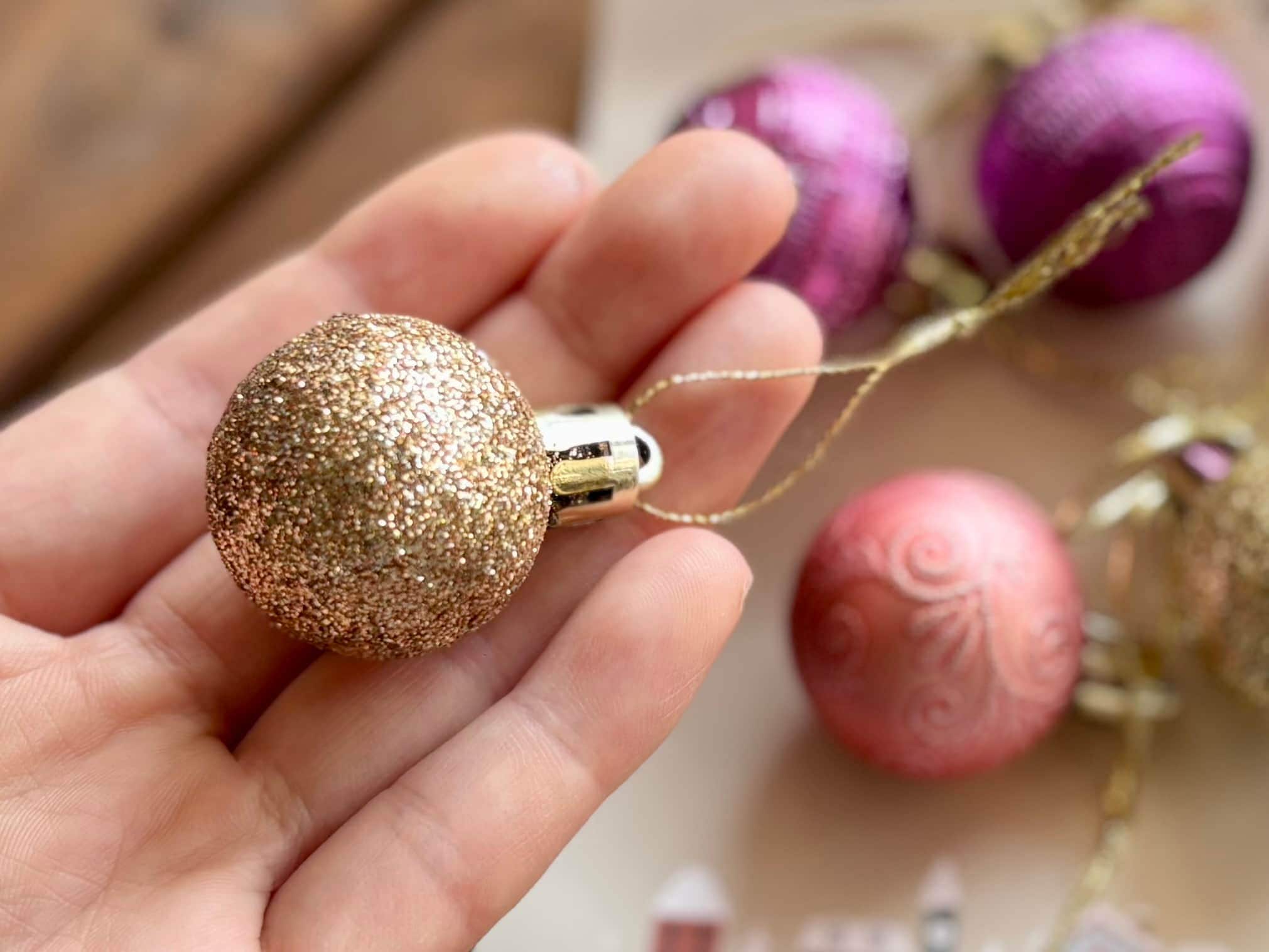 【2025】100均のクリスマスグッズが可愛すぎて大優勝♡手作りリースの作り方も紹介