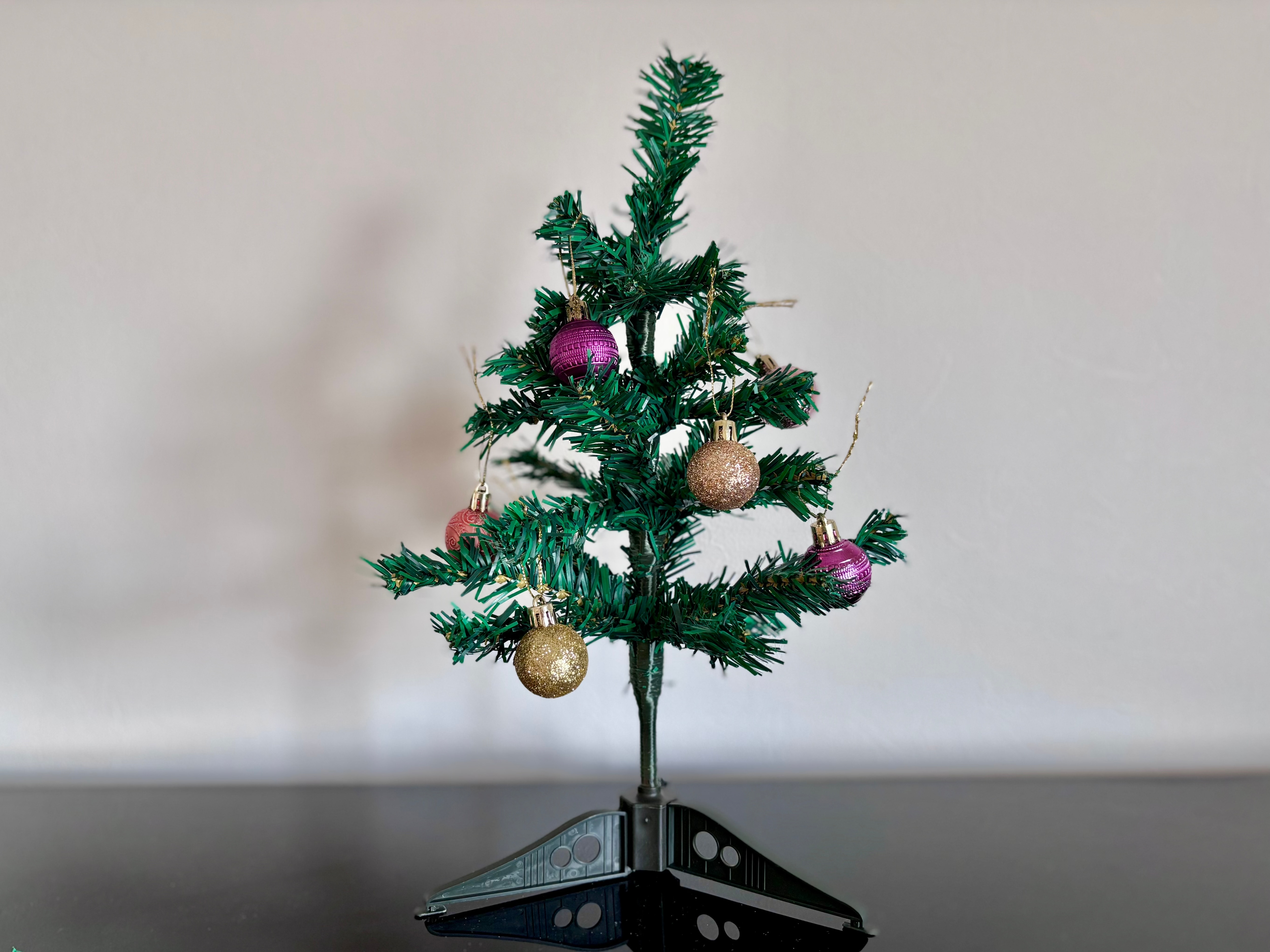 【2025】100均のクリスマスグッズが可愛すぎて大優勝♡手作りリースの作り方も紹介