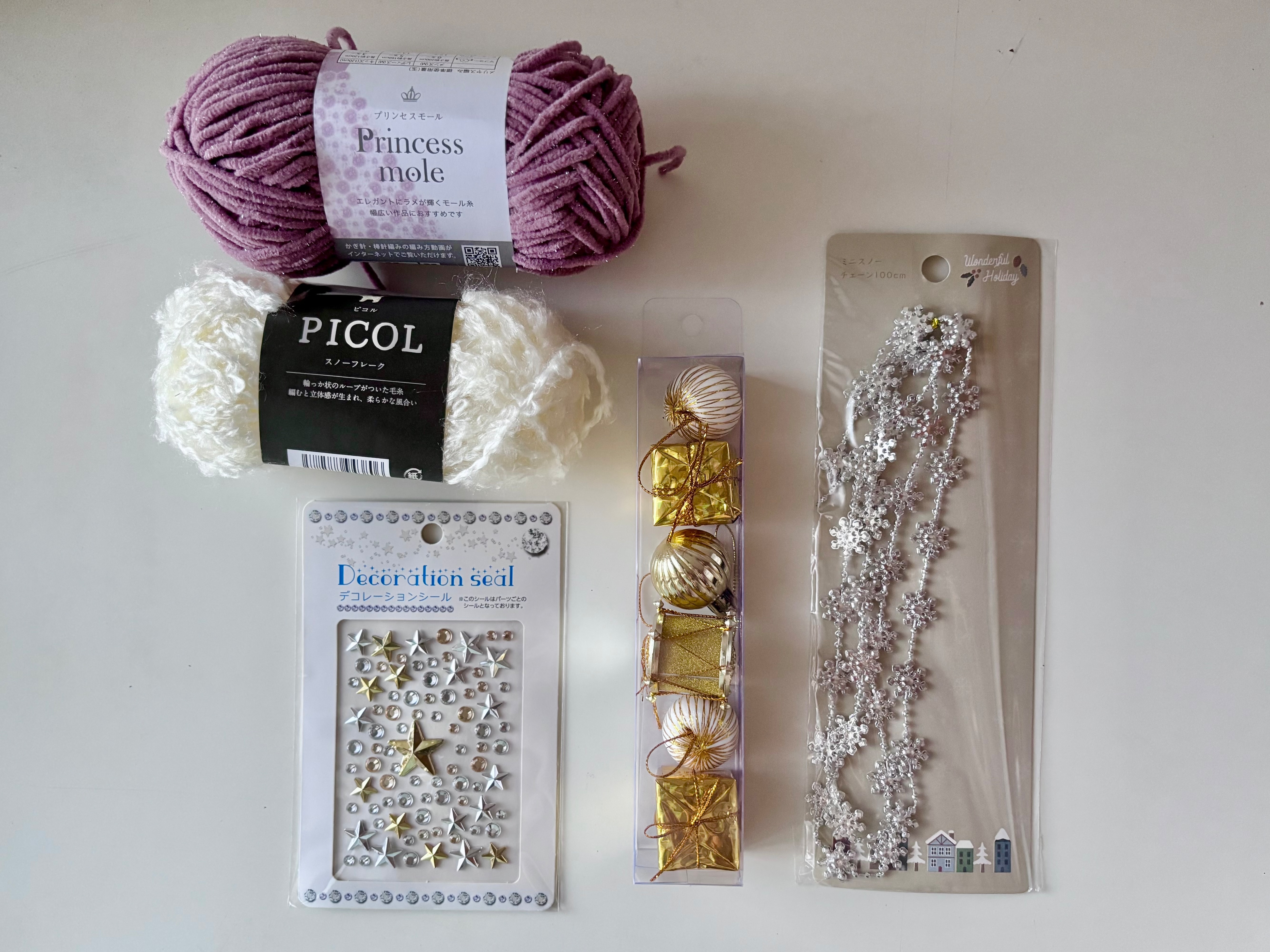 【2025】100均のクリスマスグッズが可愛すぎて大優勝♡手作りリースの作り方も紹介