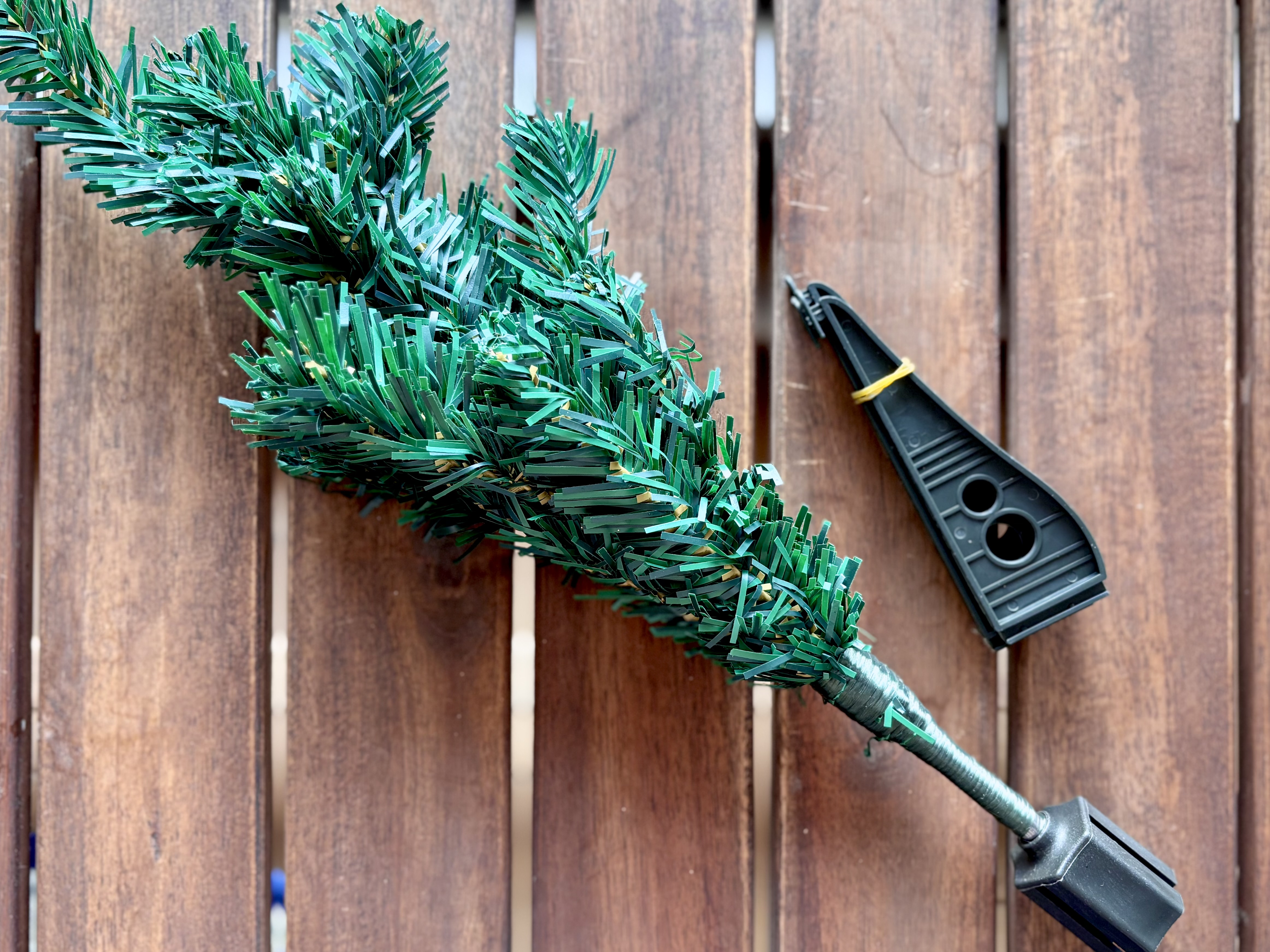 【2025】100均のクリスマスグッズが可愛すぎて大優勝♡手作りリースの作り方も紹介