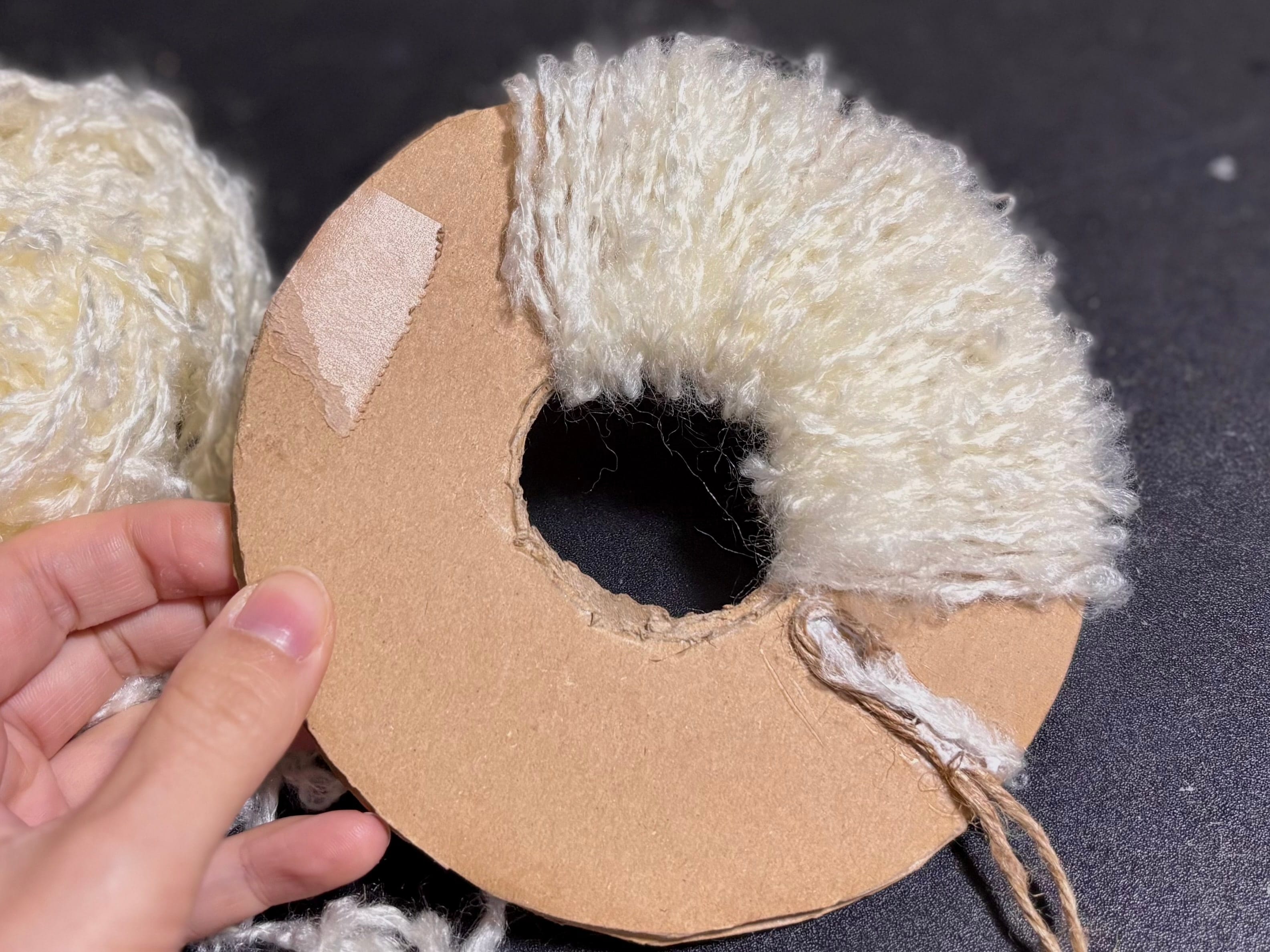 【2025】100均のクリスマスグッズが可愛すぎて大優勝♡手作りリースの作り方も紹介