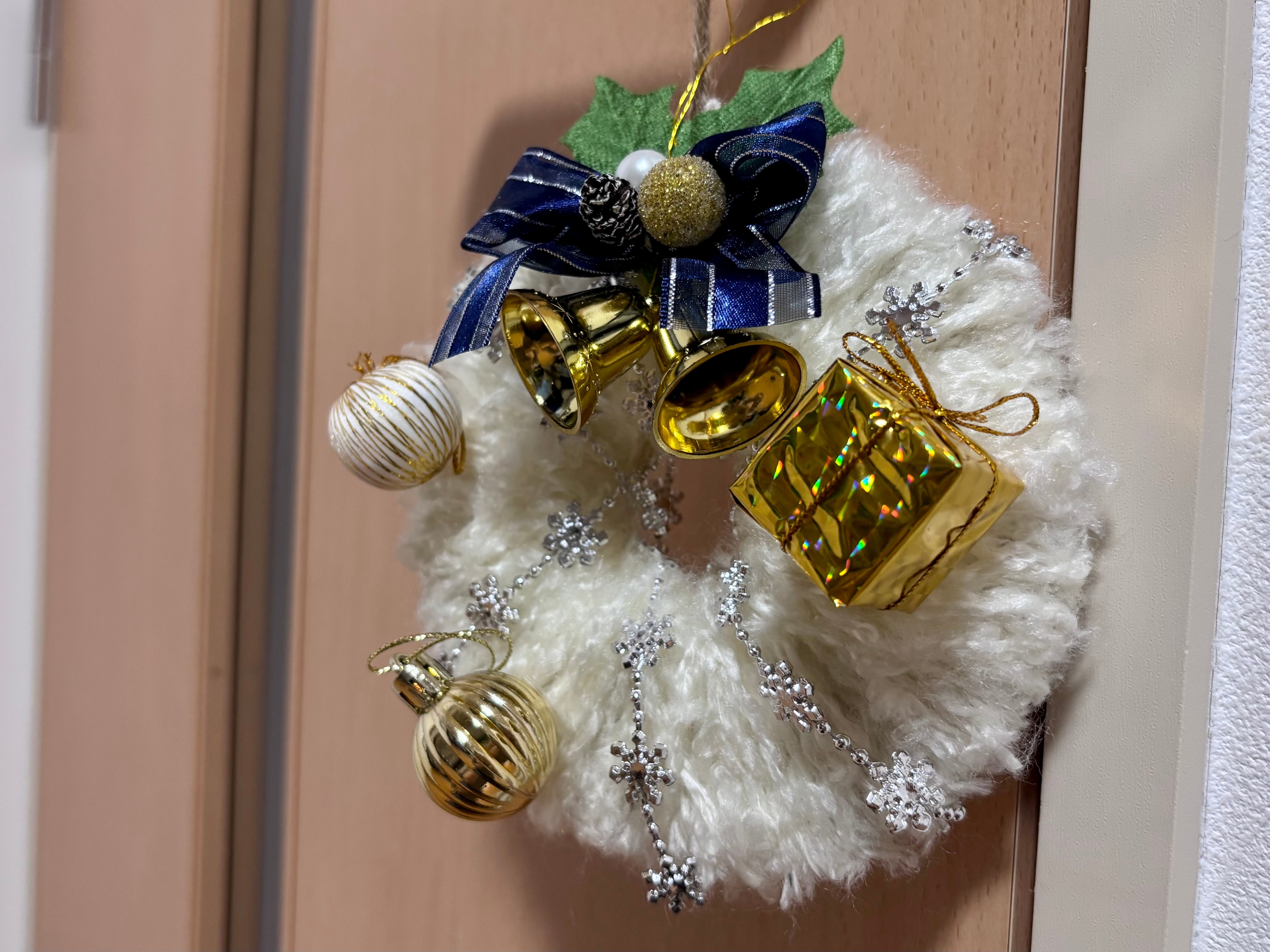 【2025】100均のクリスマスグッズが可愛すぎて大優勝♡手作りリースの作り方も紹介