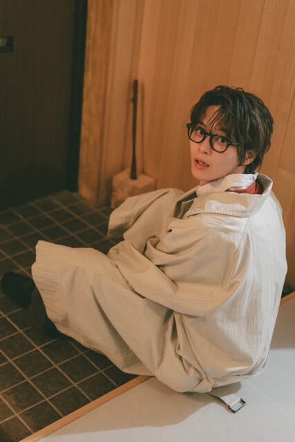 ファンに好評だという眼鏡姿 デジタル写真集『My Darling』(撮影/安藤マミコ)