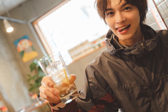 大好きなハイボールを飲む金子 デジタル写真集『My Darling』アザーカット(撮影/安藤マミコ)