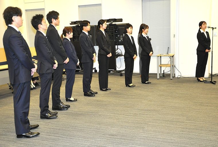 「20年後なりたい自分」を宣言！　第一三共ヘルスケア発足20周年の入社式 20年後の「なりたい自分」を発表する第一三共ヘルスケアの新入社員