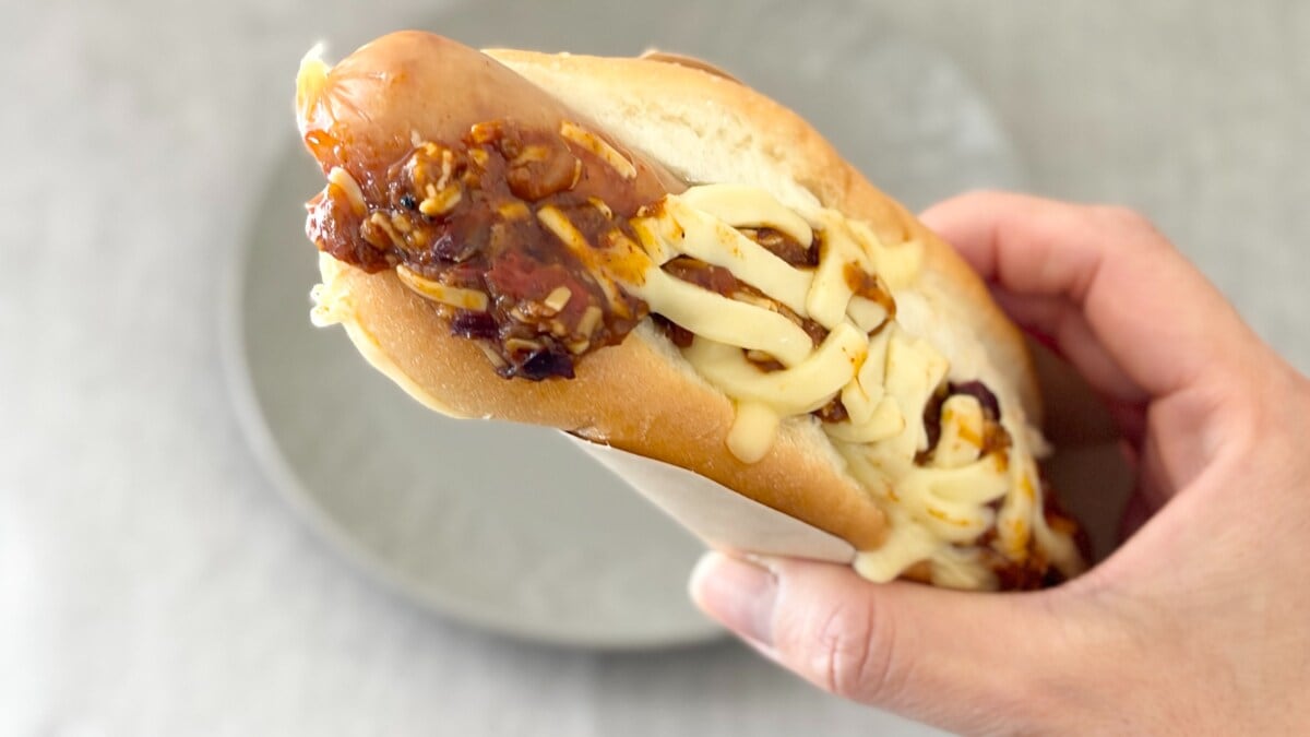 じんわり辛くてパリッとジューシー!【セブン】の温めて食べる調理パン