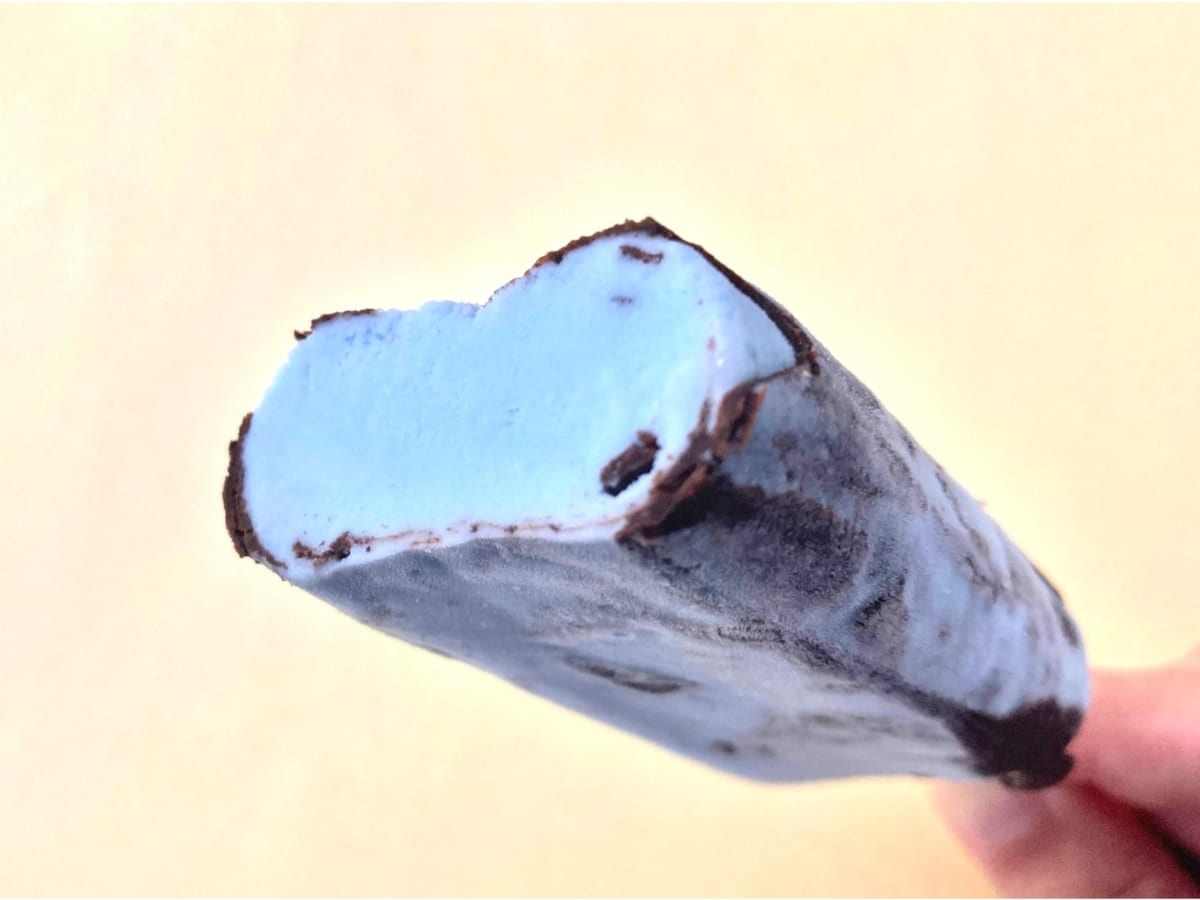 うんまぁ～い！！ミント薄くなってる！？【ファミマ限定】チョコクッキーが入ったチョコミントバー